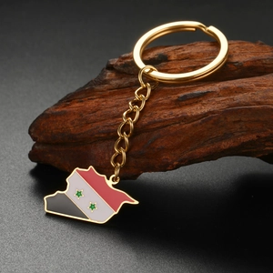 Detalle de un llavero con mapa de Siria de acero inoxidable con esmalte de colores bandera