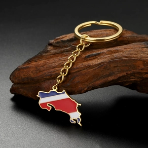 Détail du porte-clés carte du Costa Rica avec finition dorée et émail bleu, blanc et rouge