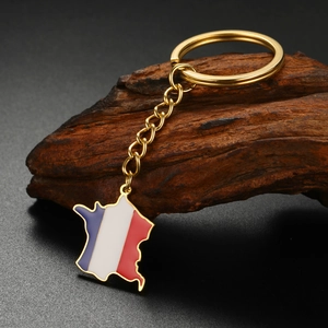 Détail du porte-clés carte de France avec émail tricolore et finition en métal doré