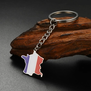 Détail d'un porte-clés carte de France en acier inoxydable avec drapeau tricolore émaillé