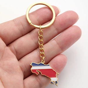 Détail du porte-clés carte du Costa Rica doré avec design de drapeau national coloré