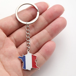 Détail d'un porte-clés en acier inoxydable avec pendentif carte de France bleu blanc rouge
