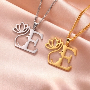 Collier artistique en acier inoxydable or et argent avec pendentif lettre E et lotus