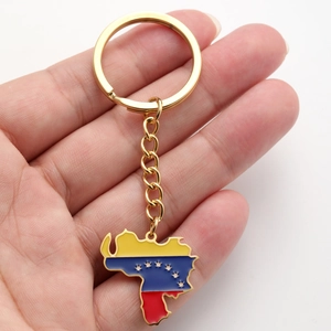 Détail du porte-clés carte du Venezuela avec émail jaune, bleu et rouge sur métal