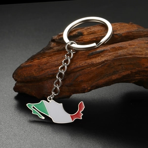 Détail du porte-clés carte du Mexique avec émail tricolore sur bois texturé vieilli