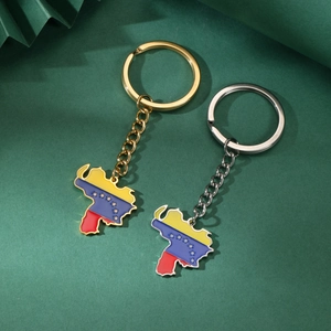 Détail de porte-clés carte du Venezuela avec émail coloré sur métal doré et argenté