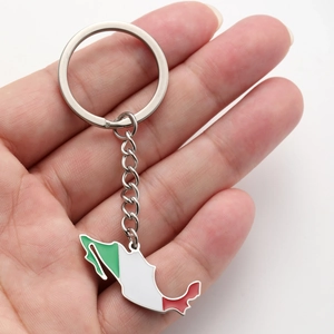 Détail macro du porte-clés carte de France avec couleurs émail vert blanc rouge