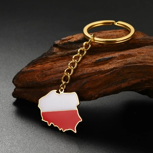 Détail du porte-clés carte de Pologne en métal doré avec émail rouge et blanc