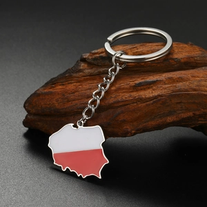 Détail d'un porte-clés carte de la Pologne en acier inoxydable avec émail rouge et blanc