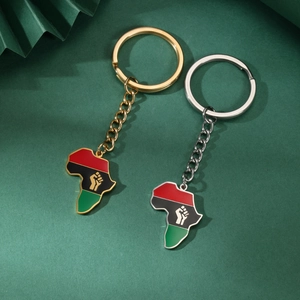 Détail de porte-clés carte de l'Afrique avec émail coloré et symbole du poing levé