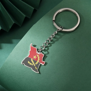 Détail d'un porte-clés pendentif carte et drapeau de l'Angola en acier inoxydable