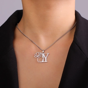 Collier argenté avec lettre Y lotus et visage féminin porté par un mannequin