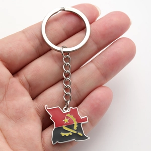 Vue détaillée d'un porte-clés en métal avec pendentif carte d'Angola aux couleurs du drapeau
