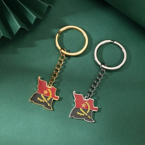 Vue détaillée des porte-clés carte Angola en or et argent avec couleurs en émail
