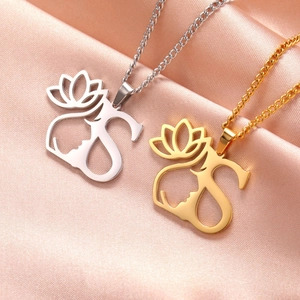 Collier initiale S artistique avec lotus et silhouette de femme en doré et argenté