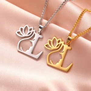 Vue détaillée des colliers lettre L dorés et argentés avec pendentif lotus et visage