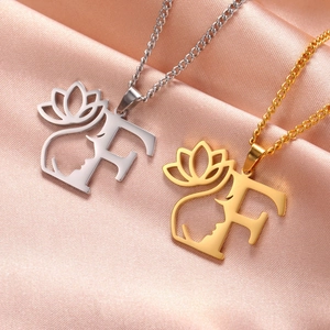 Pendentif avec visage de femme et lotus en finitions or et argent sur du satin