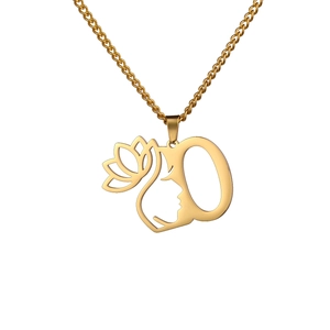 Collier en acier doré avec pendentif lotus silhouette maternelle et lettre O