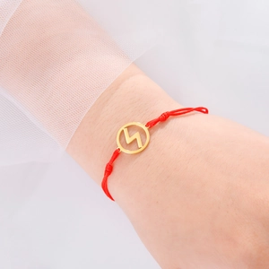 Minimalistisches rotes verstellbares Armband mit goldenem Runen-Charm aus Edelstahl