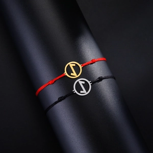 Details von verstellbaren Runen-Armbändern mit gold- und silberpolierten Metallanhängern