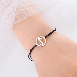 Nahaufnahme von verstellbarem Seilarmband mit silbernem Wikinger Rune Eihwaz Anhänger
