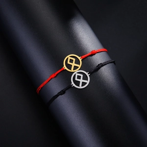Detail von gewebten Nordischen Runenarmbändern in Rotgold und Schwarzsilber