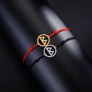 Minimalistische Odin-Runen-Armbänder mit schwarzer und roter Schnur auf einem Display