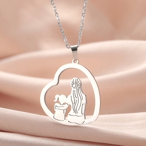 Halskette aus Edelstahl in Herzform mit Mutter-Kind-Silhouette auf rosa Seidenhintergrund