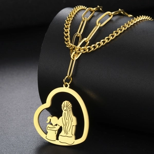 Detail der goldenen Herzanhänger-Halskette mit Mutter-Kind-Silhouette auf Doppel-Kette