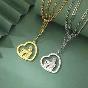 Details der Mutter-Kind-Silhouette-Anhänger in Gold und Silber an Büroklammer-Ketten