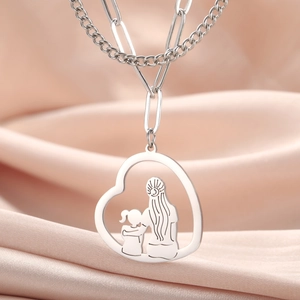 Detail von Herzanhänger mit Mutter-Kind-Silhouette an doppelter silberner Edelstahlkette