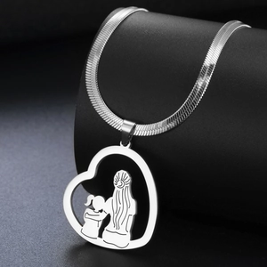 Detail der silbernen Herz-Halskette mit Mutter-Kind-Motiv und Schlangenkette