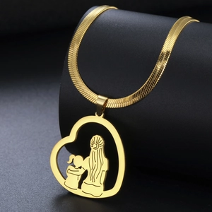 Detailansicht eines vergoldeten Edelstahl-Herzanhängers mit Mutter-Kind-Silhouette am Halsband