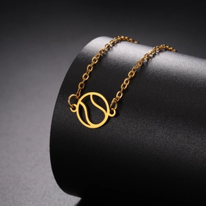 Elegantes goldfarbenes Baseball-Charm-Armband auf dunklem Display für Damen