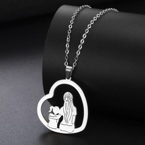 Detailansicht der silbernen Edelstahl-Herz-Halskette mit Mutter-Kind-Silhouette