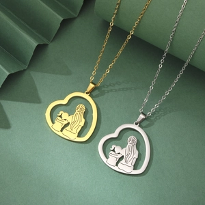 Detailansicht der Herzanhänger in Gold und Silber mit Mutter-Kind-Silhouette Gravur