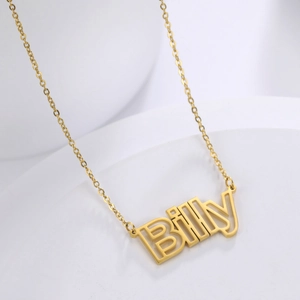 Personalisierte goldene Edelstahl-Namenskette mit BILLY-Anhänger auf weißem Hintergrund
