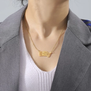 Personalisierte Goldhalskette mit 'Billy' Anhänger zu einem eleganten Business-Outfit