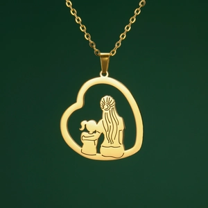 Nahaufnahme der herzförmigen Goldkette mit Silhouette von Mutter und Kind