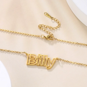 Detail einer goldenen Namenskette Billy mit Karabinerverschluss und verstellbarer Kette