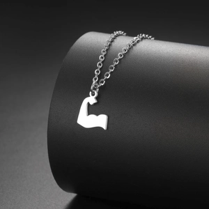 Collana con pendente a forma di braccio muscoloso in argento lucido su supporto