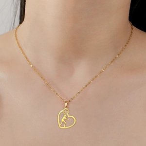 Primer plano del collar corazón de acero dorado con una jugadora de voleibol grabada