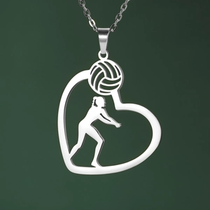 Primer plano del colgante de voleibol con forma de corazón y silueta de atleta plateada