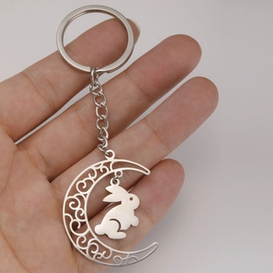 Porte-clés en acier inoxydable argenté avec pendentif lune et lapin à motif ajouré