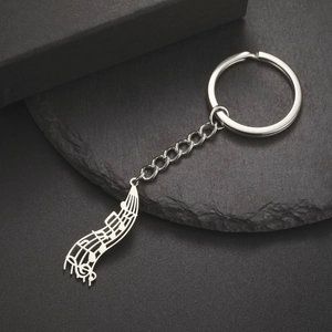 Détail macro du porte-clés avec pendentif note de musique en acier inoxydable 304
