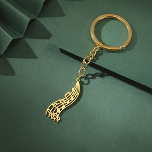 Détail du pendentif note de musique dorée sur un anneau porte-clés circulaire