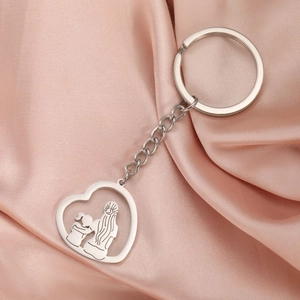 Porte-clés cœur en acier inoxydable poli avec silhouette d'étreinte mère et fille