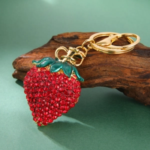 Porte-clés Fraise en Strass de Luxe Rouge Or Alliage de Zinc Pendentif Fruit Bijou de Sac Cadeau pour Femmes