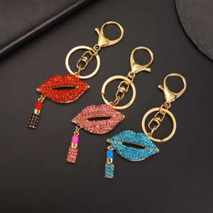 Porte-clés Lèvres et Rouge à Lèvres avec Strass à la Mode Plaqué Or en Acier Titane Pendentif de Sac Cadeau Femme