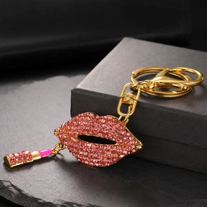 Vue macro d'un porte-clés lèvres rouges avec strass roses et pendentif rouge à lèvres